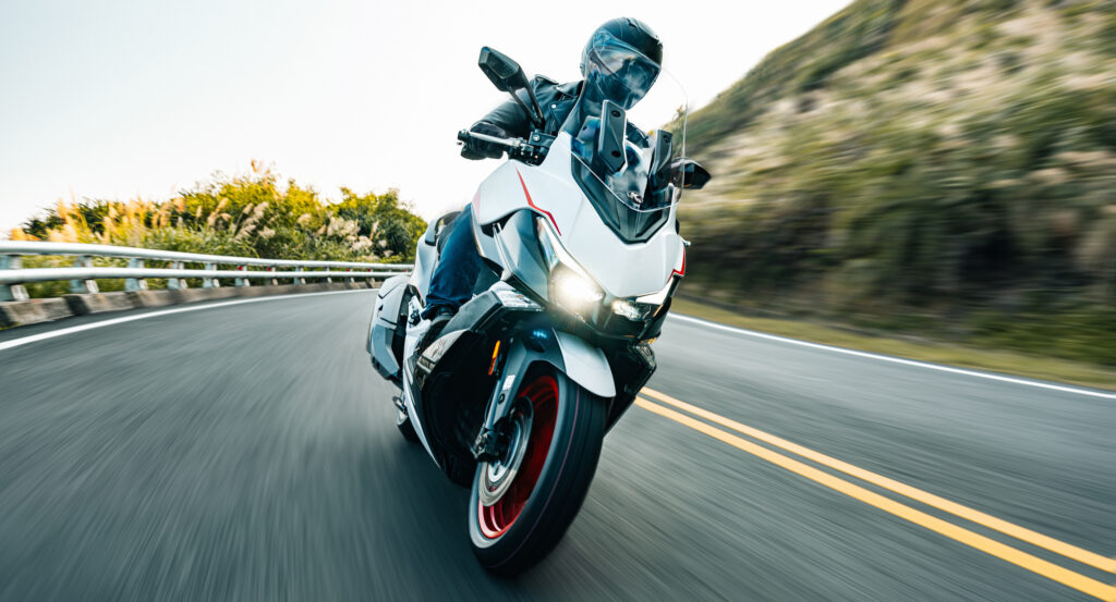 Xciting VS 400 : un maxi scooter monocylindre typé sportif